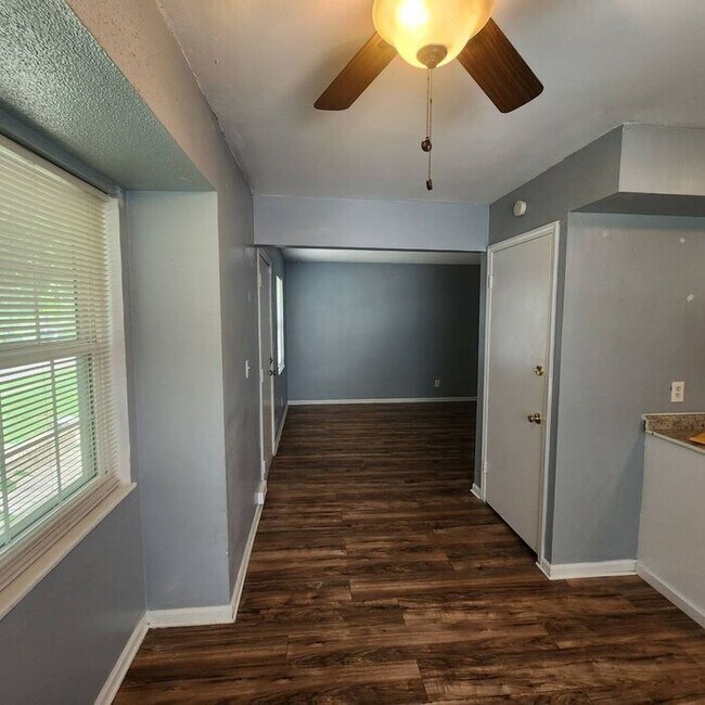 Foto del edificio - Beautifully Updated 3 Bedroom duplex in Bl...