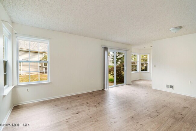 Foto del edificio - 7 Tamarack Ct