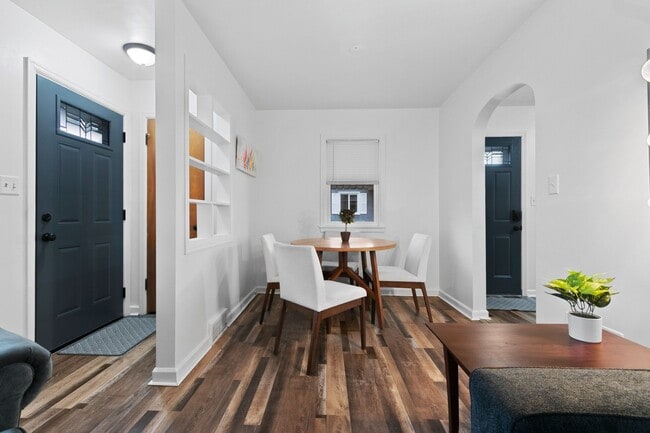 Building Photo - Flexible Furnished 2 BR 1 BA w/ garage and...