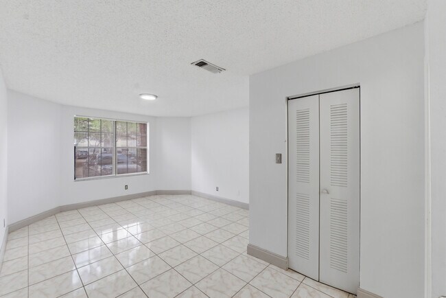 Foto del edificio - 11241 W Atlantic Blvd