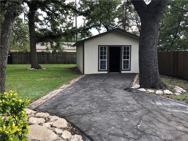 Building Photo - 1902 Lone Oak Dr