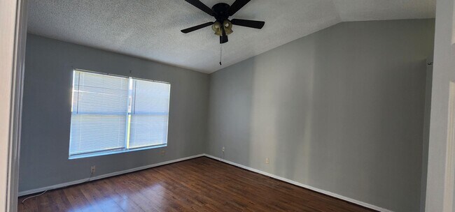 Foto del edificio - 473 SW Eyerly Ave
