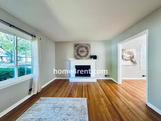 Building Photo - Attractive Overland Park Home w/ Wood Floo...