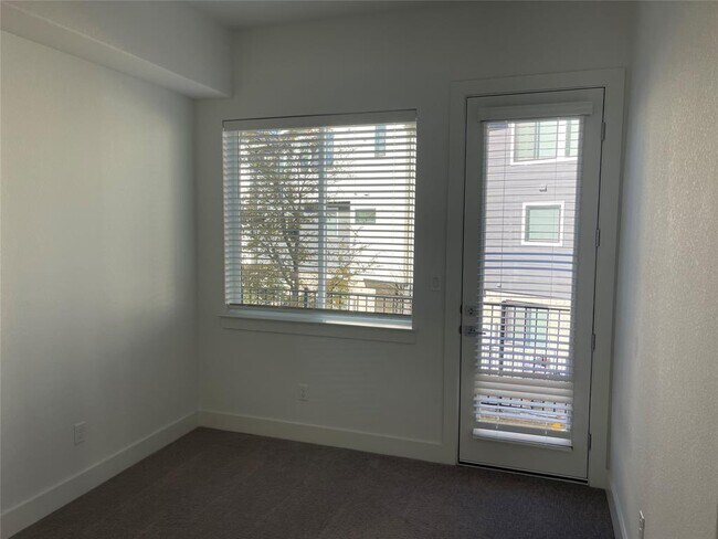 Building Photo - 2050 Lohmans Spur