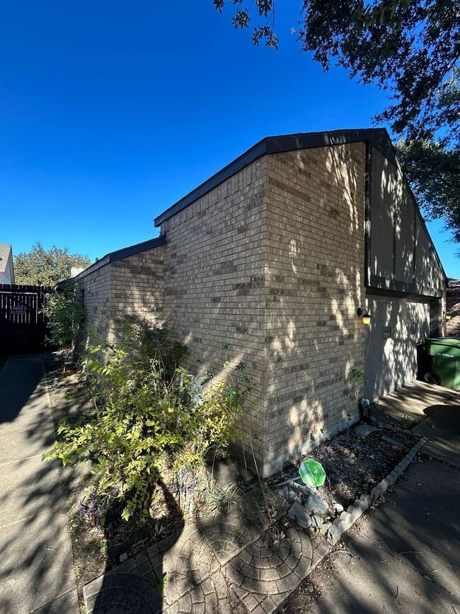 Building Photo - 972 333 1659