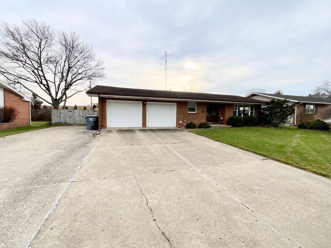 Primary Photo - 3-bedroom, 3 bathroom, 12-month rental