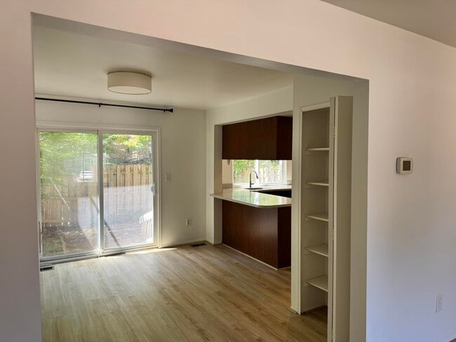 Building Photo - 3200 Bolgos Cir