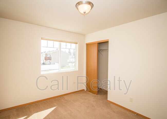 Foto del edificio - 2105 N Eden Rd