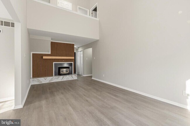 Building Photo - 221 Oak Ln