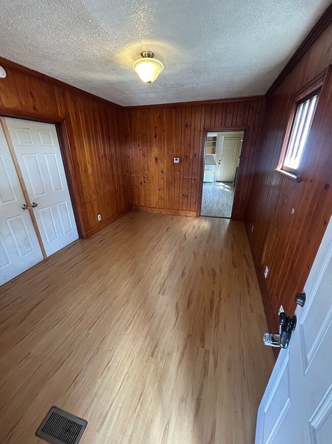 Foto del edificio - 1630 E Division St