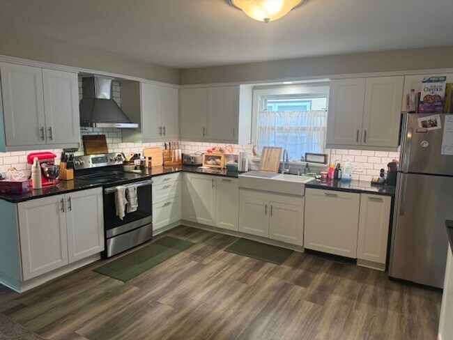 Foto del edificio - Updated 4 BR / 3 BA SFH w/ Hdwd Flrs, Sunny Porch, 2-car Garage in Robbinsdale!