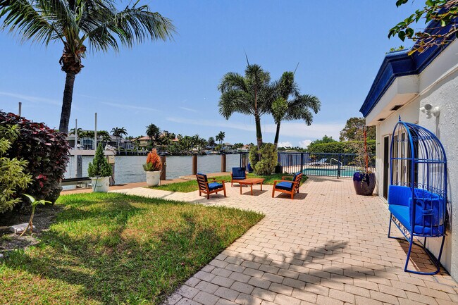 Foto del edificio - 1717 N Riverside Dr