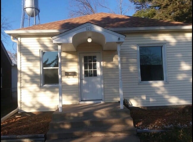Building Photo - 127 Maple St E