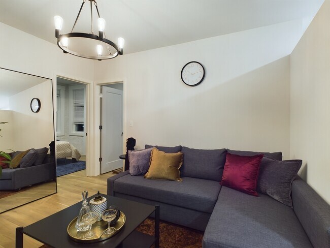 Foto del edificio - 2437 W Walton St