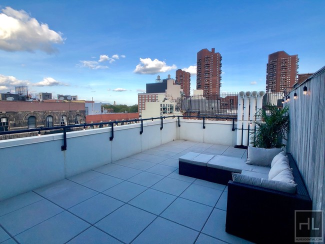 Building Photo - Penthouse with 475 sq ft wrap around terrace