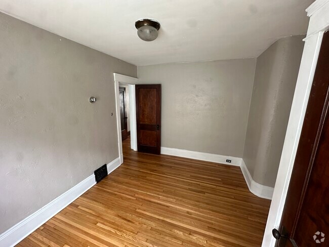 Building Photo - 1302 W 102nd St