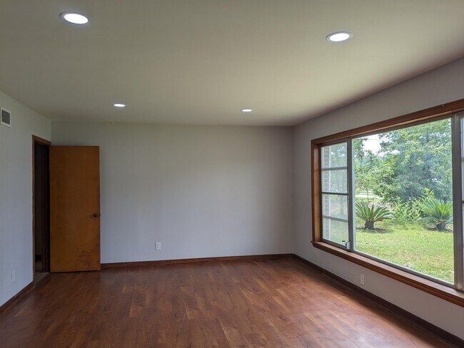 Building Photo - 165 E Toombs Ave