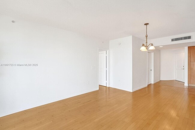Foto del edificio - 7900 Harbor Island Dr