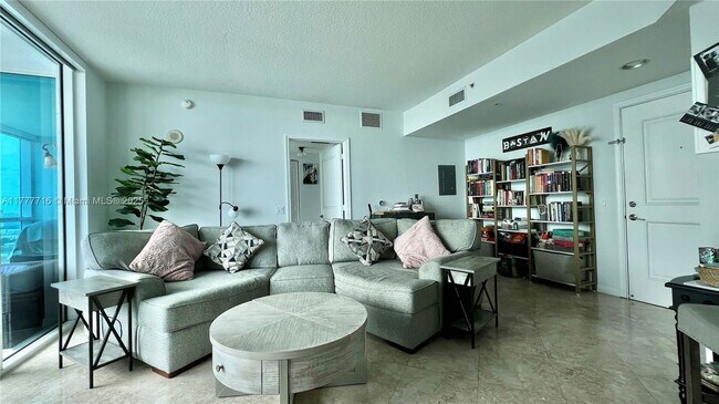 Foto del edificio - 480 NE 30th St