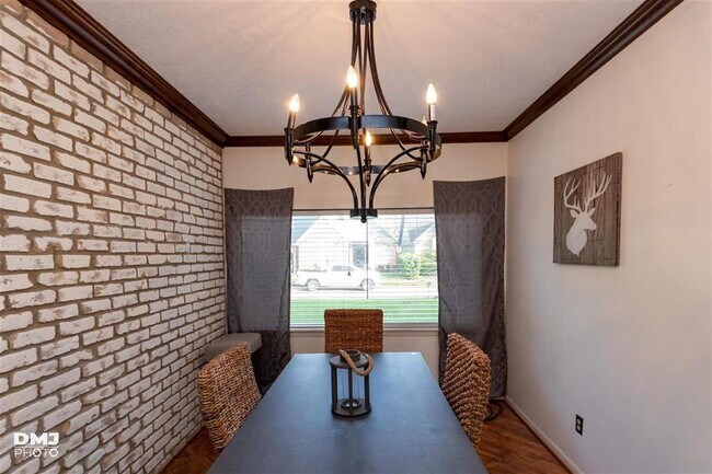 Building Photo - 6770 Lexington Dr