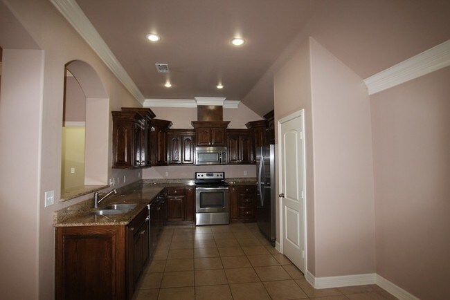 Building Photo - Gorgeous 4 Bedroom Home in Tyler!