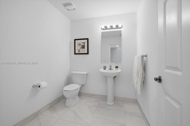 Foto del edificio - 8390 SW 72nd Ave