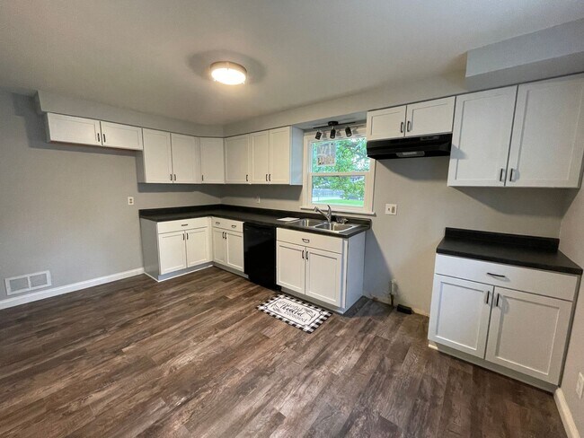 Foto del edificio - 3 bedroom 1 1/2 bath home with fenced in b...
