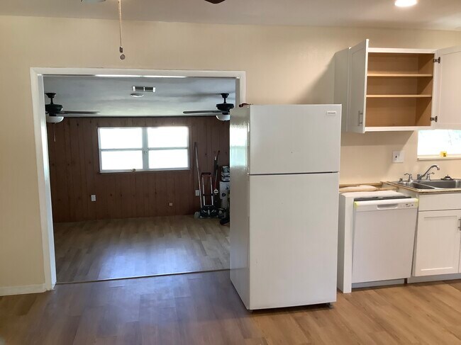 Entrada al estudio. (Foto antigua antes de la encimera) - 4513 Howard St