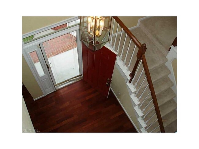 Building Photo - BEAUTIFUL UPDATED HOME WITH FENCED BACKYAR...