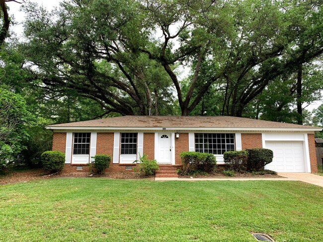 Building Photo - Spacious Three Bedroom, Two Bath Beautiful...