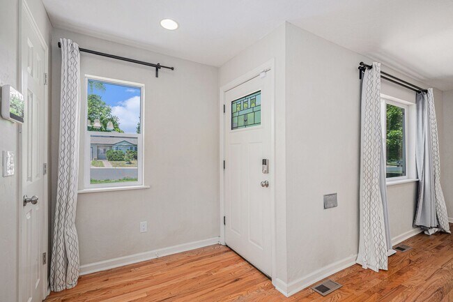 Building Photo - Don't miss this University Hills Home!