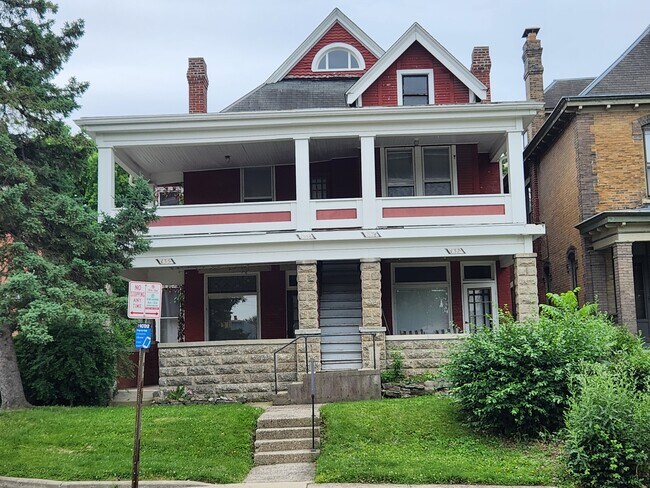 Foto del edificio - 135 W Hubbard Ave