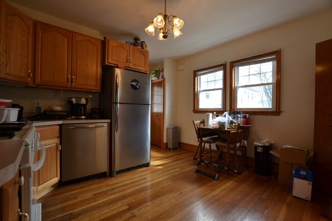 Building Photo - 62 Glencoe St