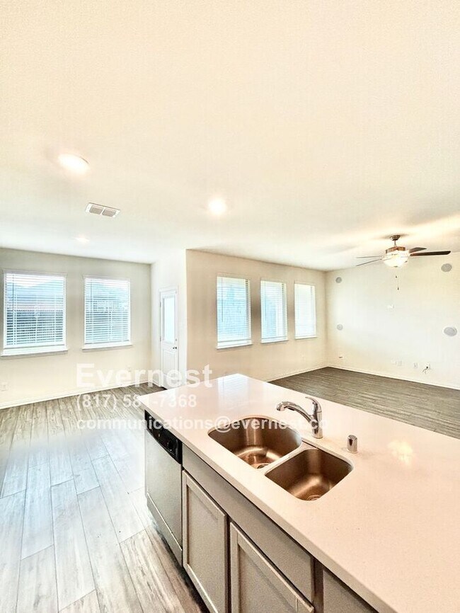 Foto del edificio - 4-Bedroom Home with Large Backyard and Con...