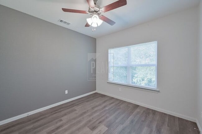 Building Photo - Peak living! Stylish 2BR Townhome with 15 ...