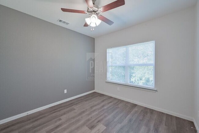 Foto del edificio - Peak living! Stylish 2BR Townhome with 15 ...
