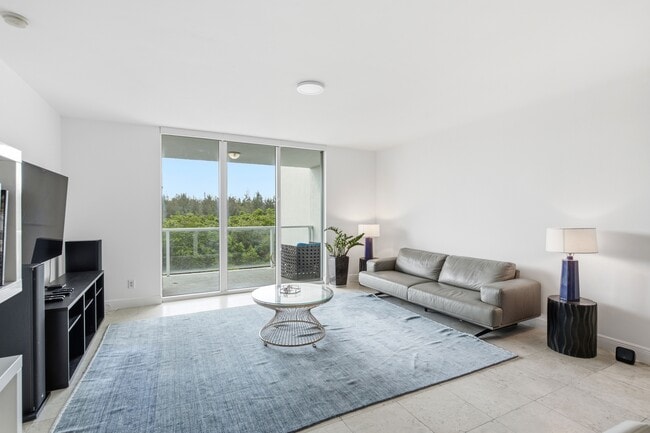 Foto del edificio - 14951 Royal Oaks Ln