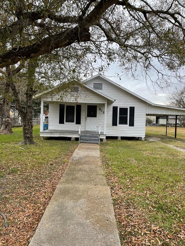 Foto principal - 618 Derouen Ave