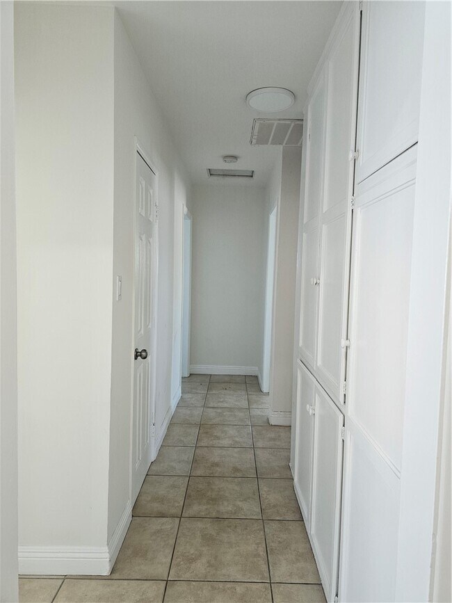 Foto del edificio - 10564 Young St