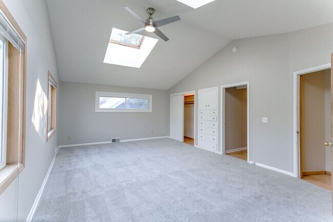 Foto del edificio - Updated 5 bedroom 2 bath single family house