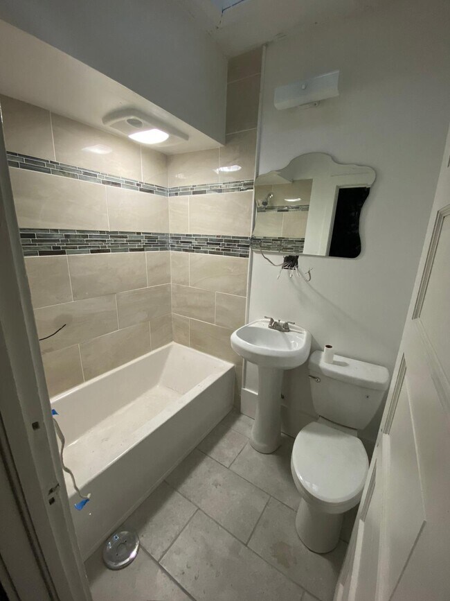 Foto del edificio - 7511 Lawnview Ave
