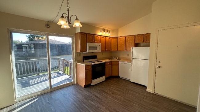 Building Photo - 807 Rainbow Dr