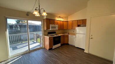 Building Photo - 807 Rainbow Dr