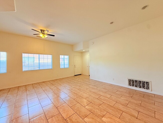 Building Photo - AVAILBLE NOW!! 3 Bedroom 2 Bathroom Duplex...