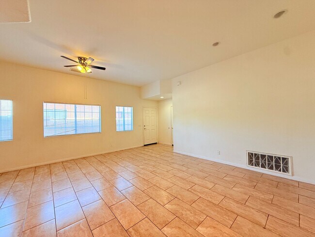 Foto del edificio - AVAILBLE NOW!! 3 Bedroom 2 Bathroom Duplex...