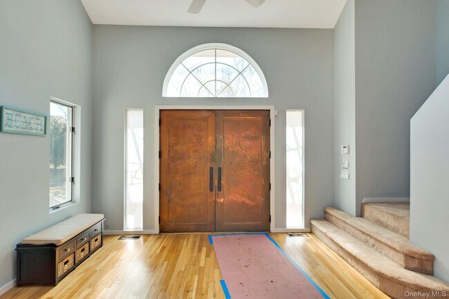 Foto del edificio - 35 Bay Ave W