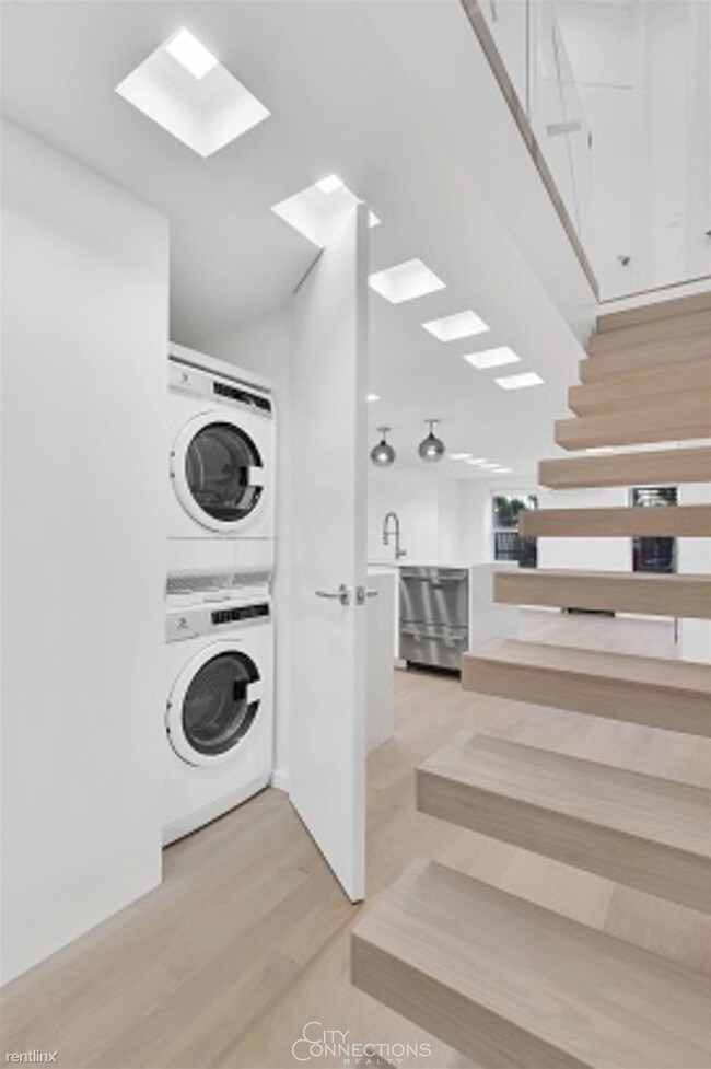 Building Photo - 318 E 19th St