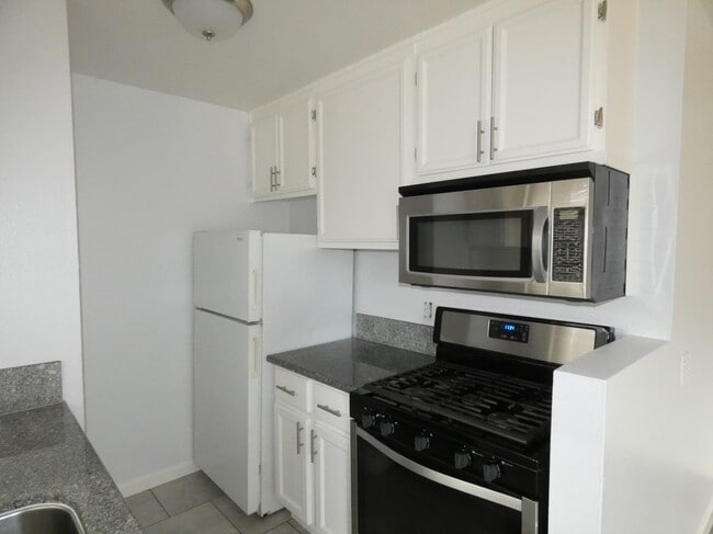 Building Photo - 563 Cherry Ave