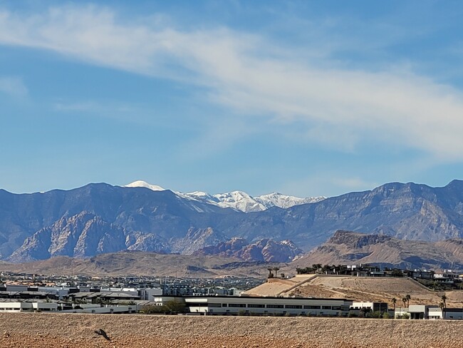 Building Photo - 8070 W Russell Rd