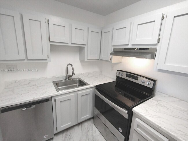 Building Photo - 4174 Inverrary Dr